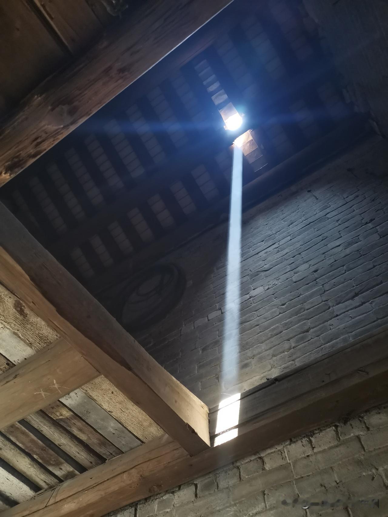 解放前外公是开中药店的，房屋建筑是明清时期的风格，临武江河而建，是二屋的木质吊脚
