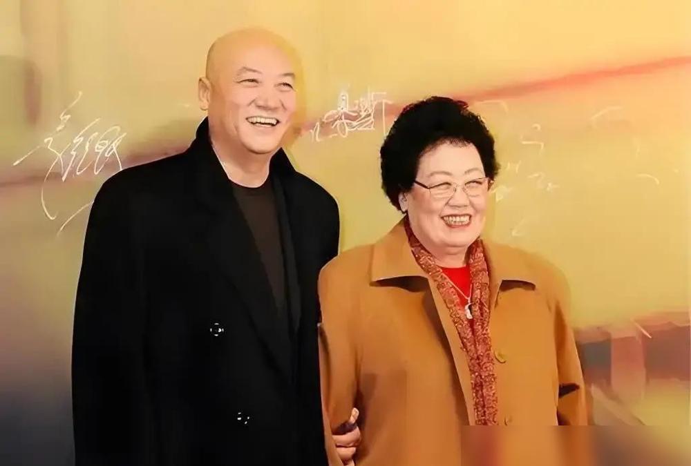 陈丽华刚咽下最后一口气，全网千万双眼睛全盯死在迟重瑞的口袋上。三十六年前他迎娶大