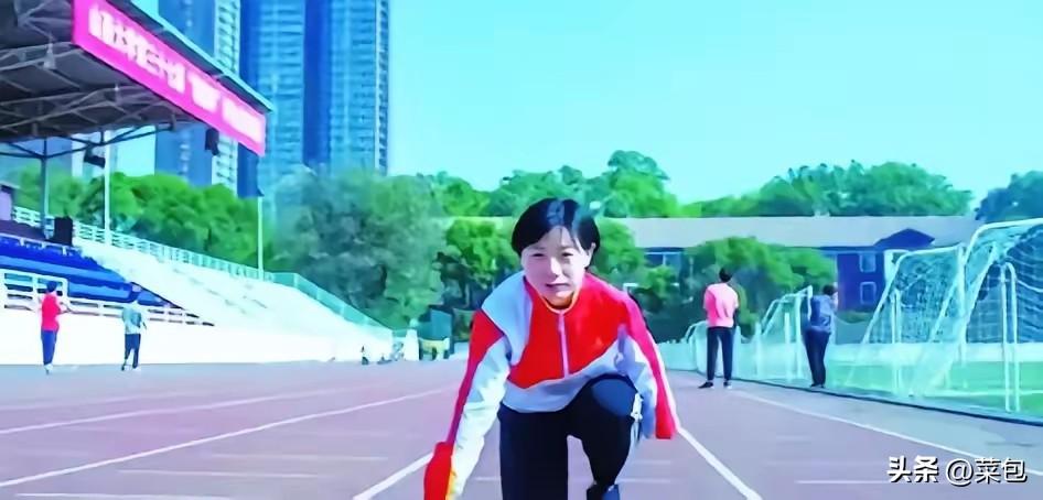 1994年，太原一名女婴因手臂残疾被抛弃，57岁拾荒妇人见其可怜，把她捡回家用面