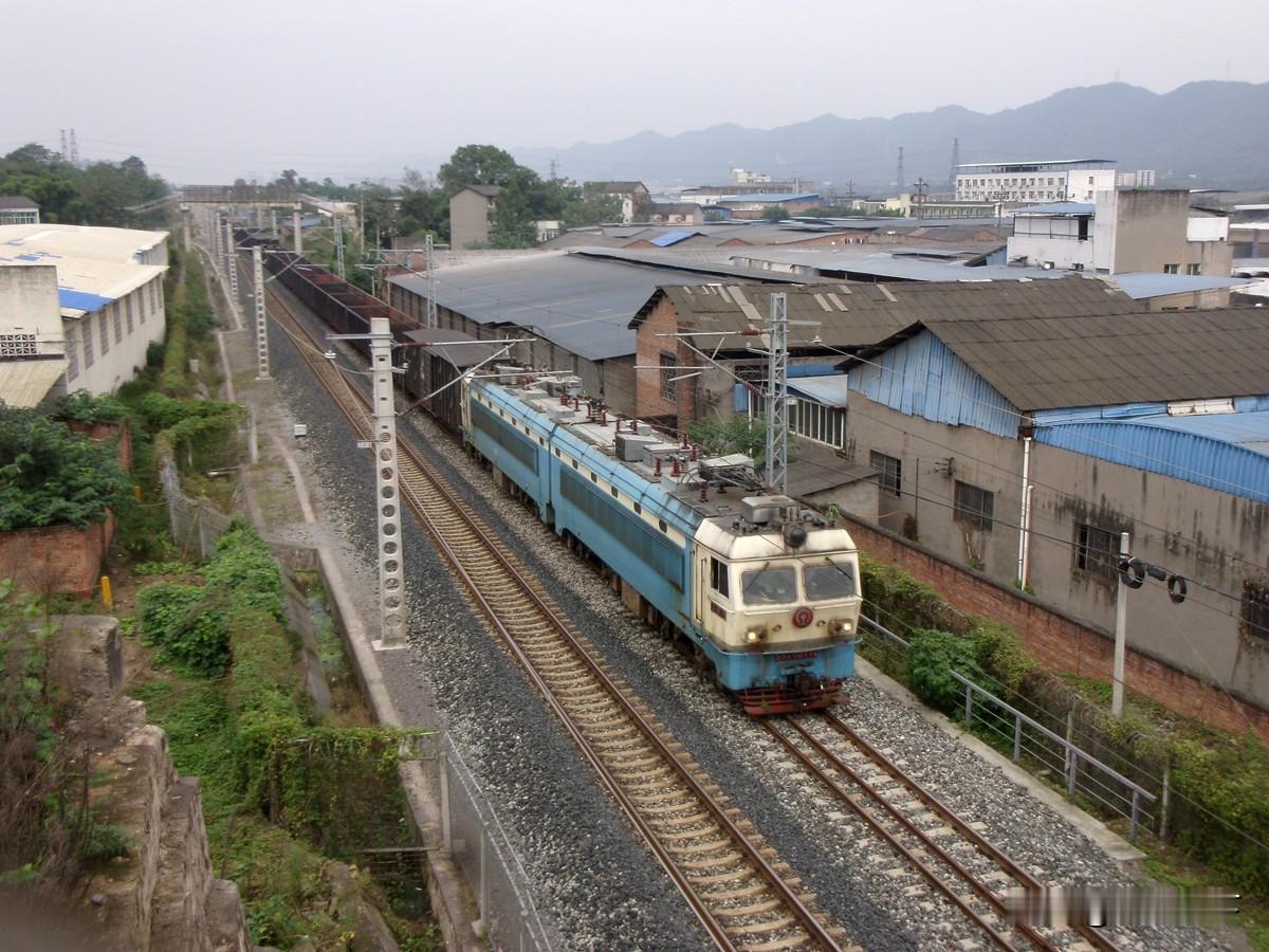 2015年10月在西永童善桥一带的跨线桥拍摄兴珞铁路上经过的列车，图1是一趟兴隆