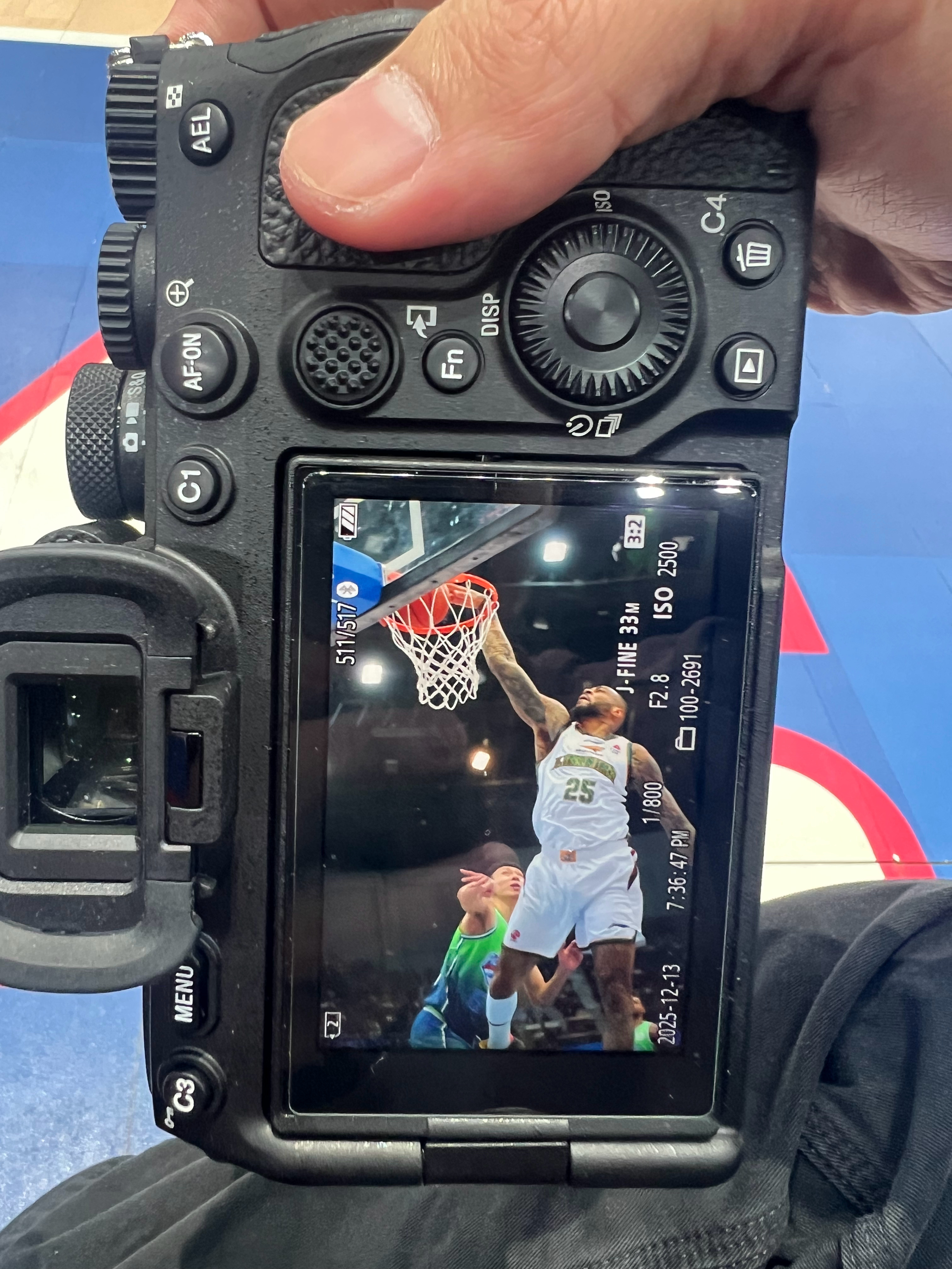 Come on EEE～真看我换新相机了，上来就奔我镜头来了！我今天C位拍摄！ 