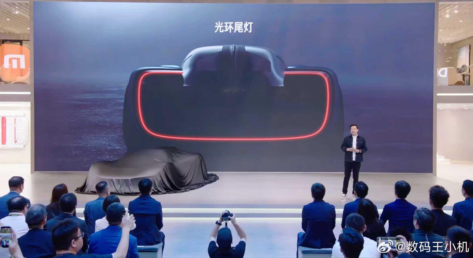 雷军晒北京车展合影今天北京车展现场热闹非凡，上午雷总刚发布完新车，就被热情观众团