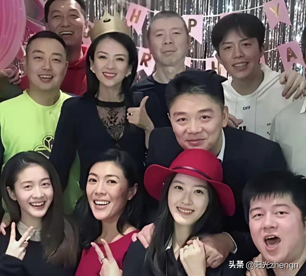 这张生日合照简直就是“娱乐圈+商界+体育圈”的梦幻联动啊！

章子怡戴着金色皇冠