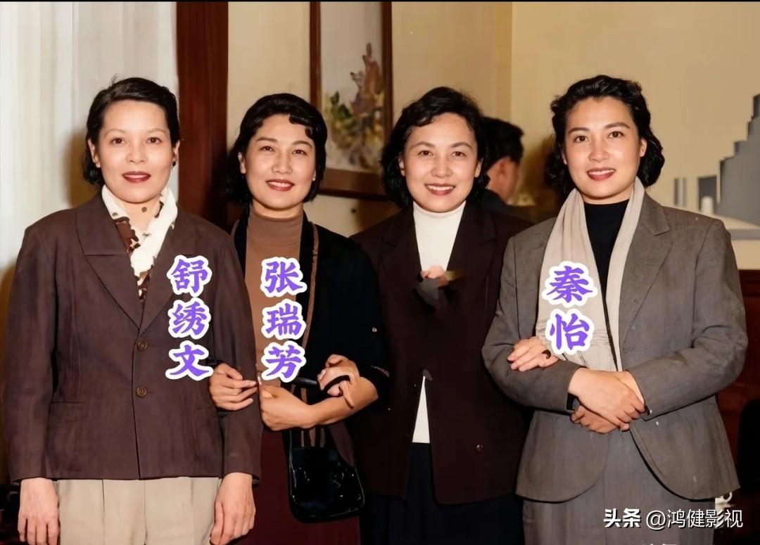 那时的秦怡明眸善睐，温婉如莲！左一是细眉飞扬的舒绣文；左二是楚腰卫鬓，朱唇榴齿，