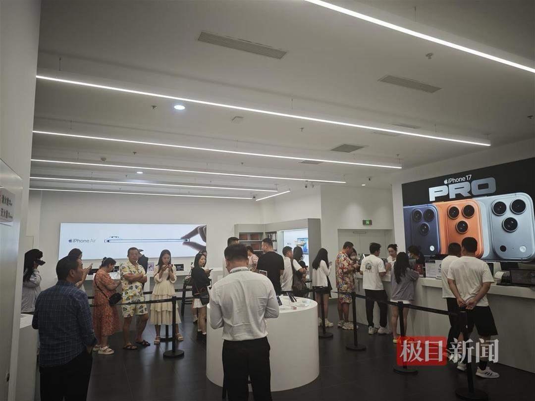 海南封关首日实探三亚免税城：免税价叠加消费券，苹果手机最高可减2140元
刚刚走