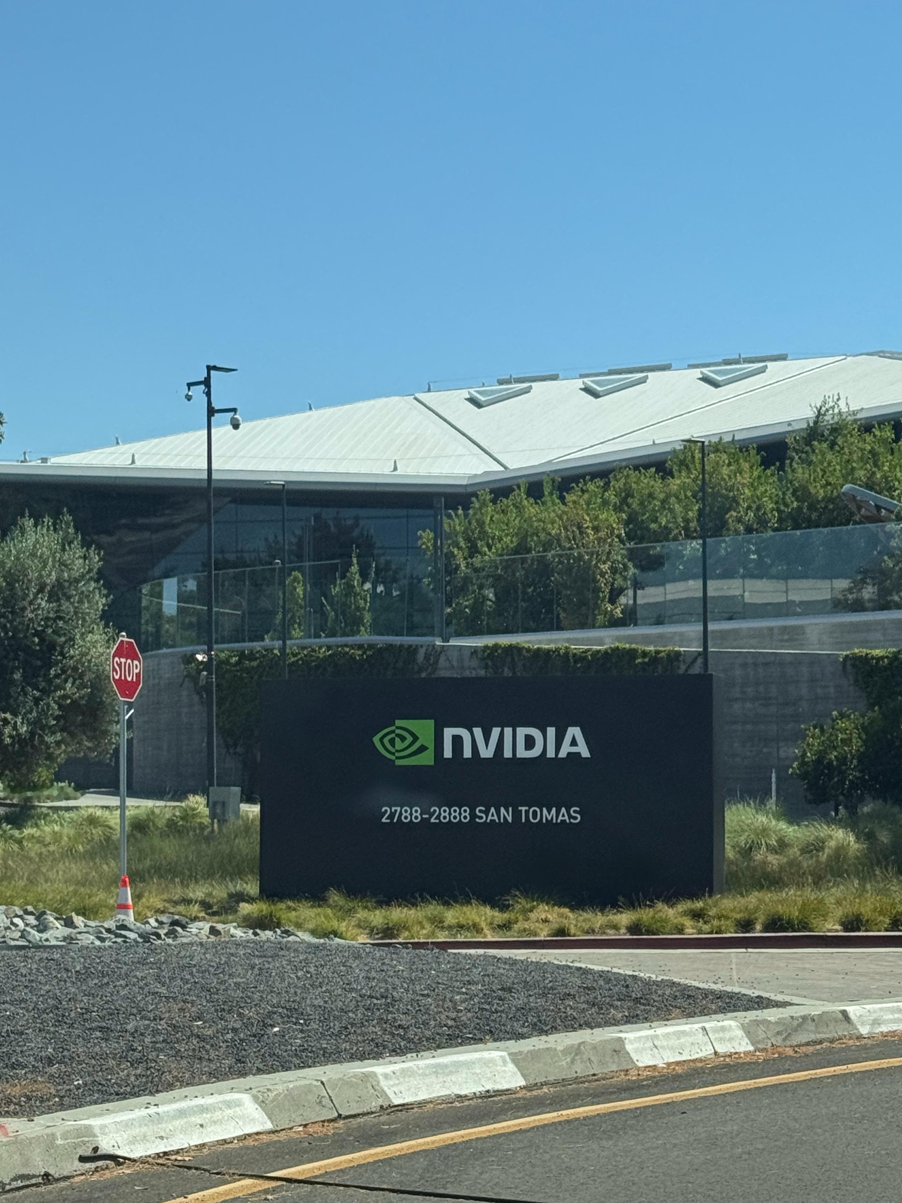 开车在黄仁勋的公司NVIDIA转了圈，没有给公众参观的地方。 
