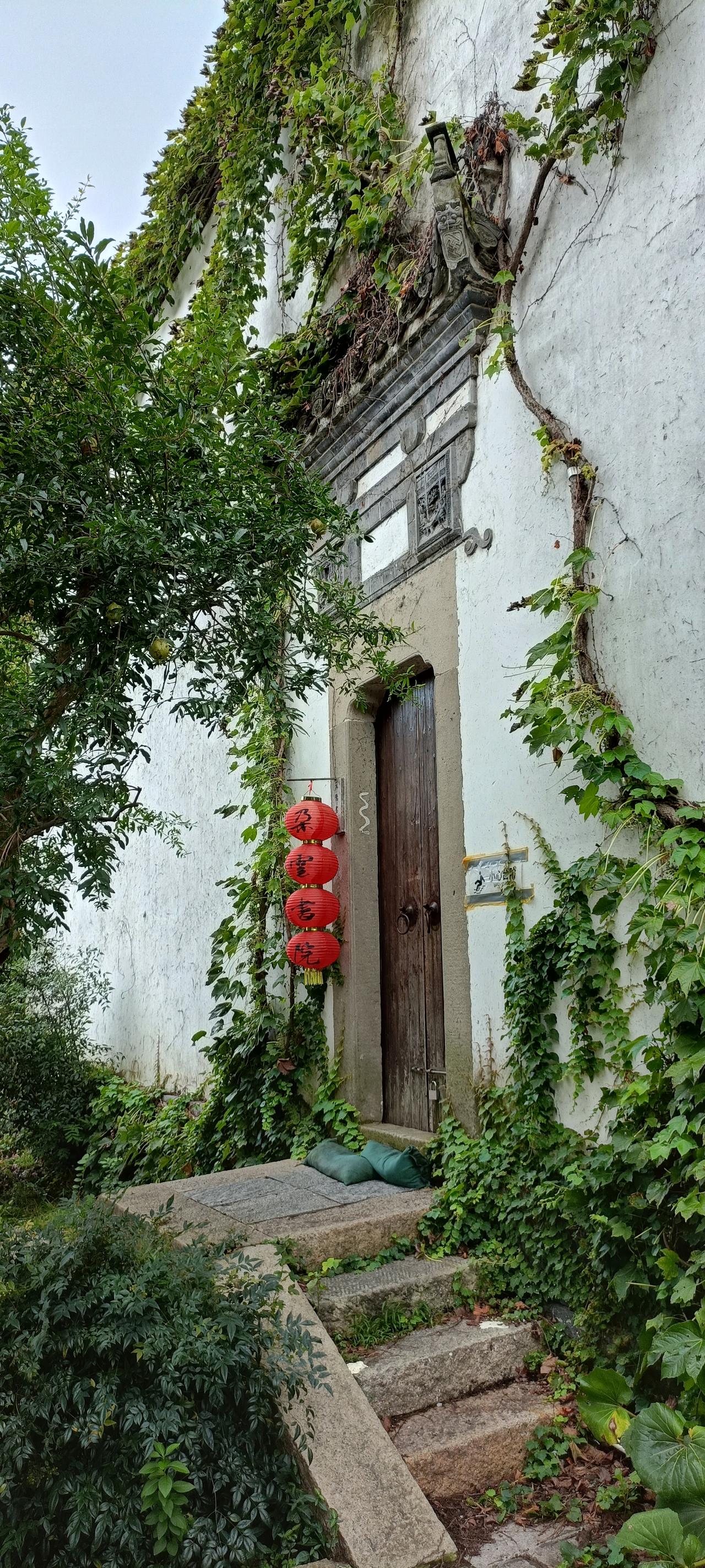 上周回浙北乡下外婆家，老堂屋门口挂着三个红灯笼，是外公提前一周就蹲在杂货铺挑的正
