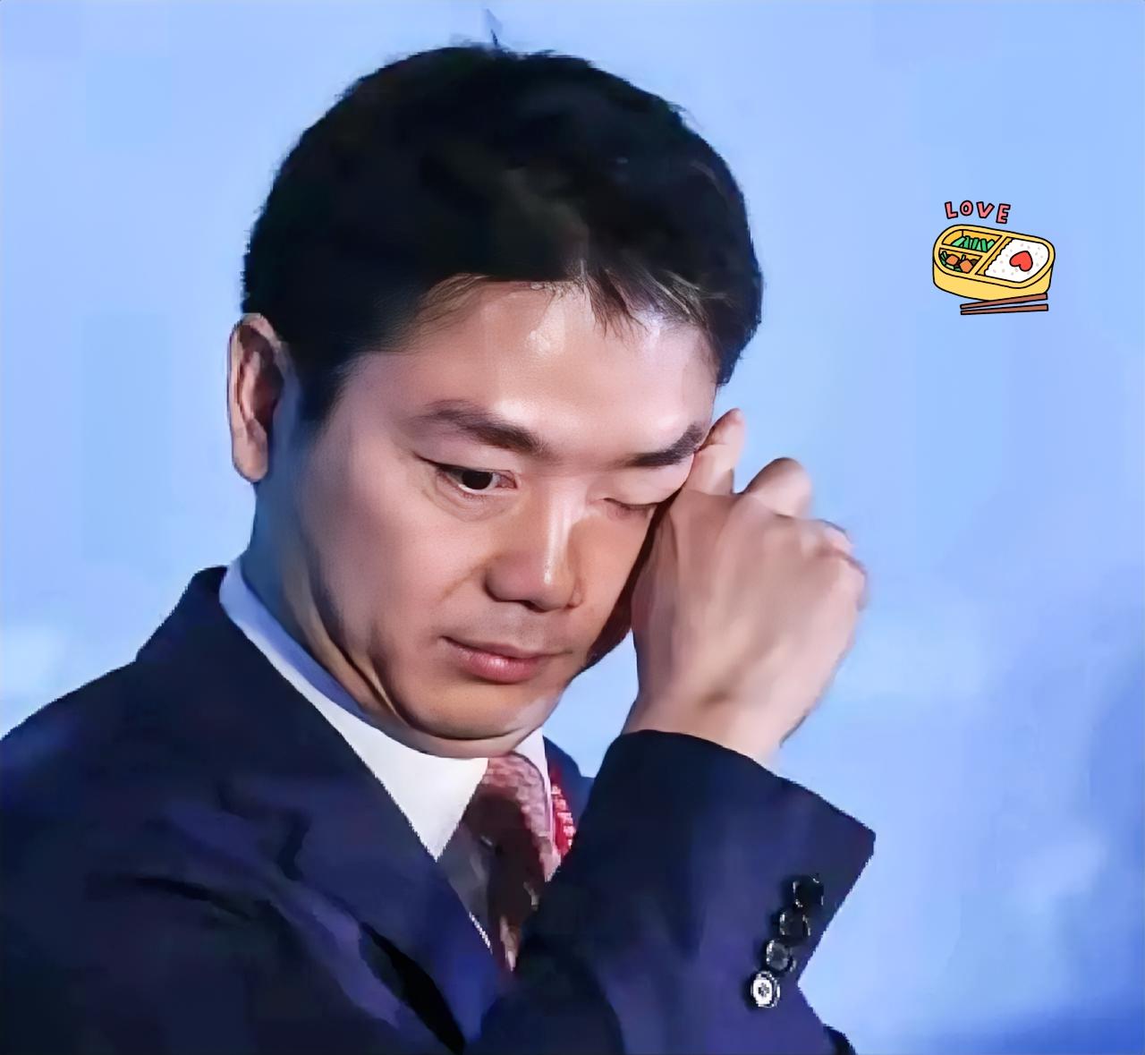 京东巴黎仓深夜遭劫，价值三亿货物不翼而飞，谁毁监控成谜。
圣诞节前夜，巴黎郊区一