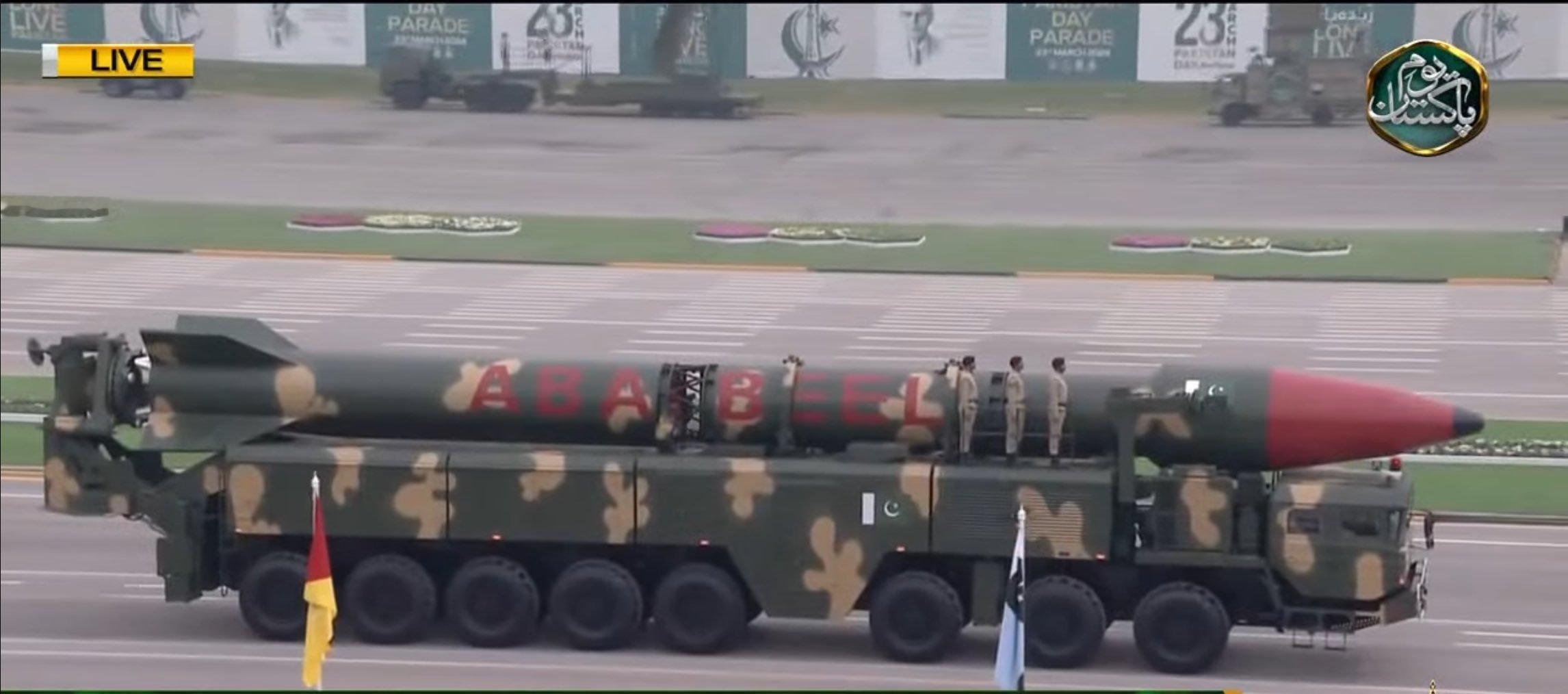 巴基斯坦阅兵中展示的Ababeel中程弹道导弹，该弹被认为是采用三级构型，第一级