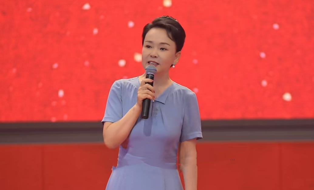 还记得安英吗？那位洒脱且自然，透着优雅的蓝海书记！
安英书记因优雅的讲话备受全网