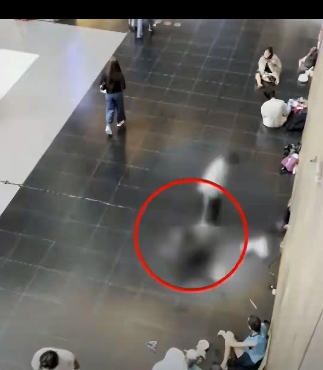 台北车站一醉酒女游客被男子拖至墙边性侵超10分钟，现场竟无人出手相助。

你能想