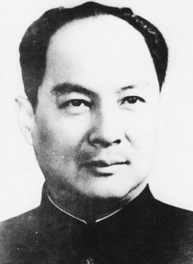 1935年，他被开除党籍，戴着手铐走完长征，开国大典前，伟人问他：“你为何不来看