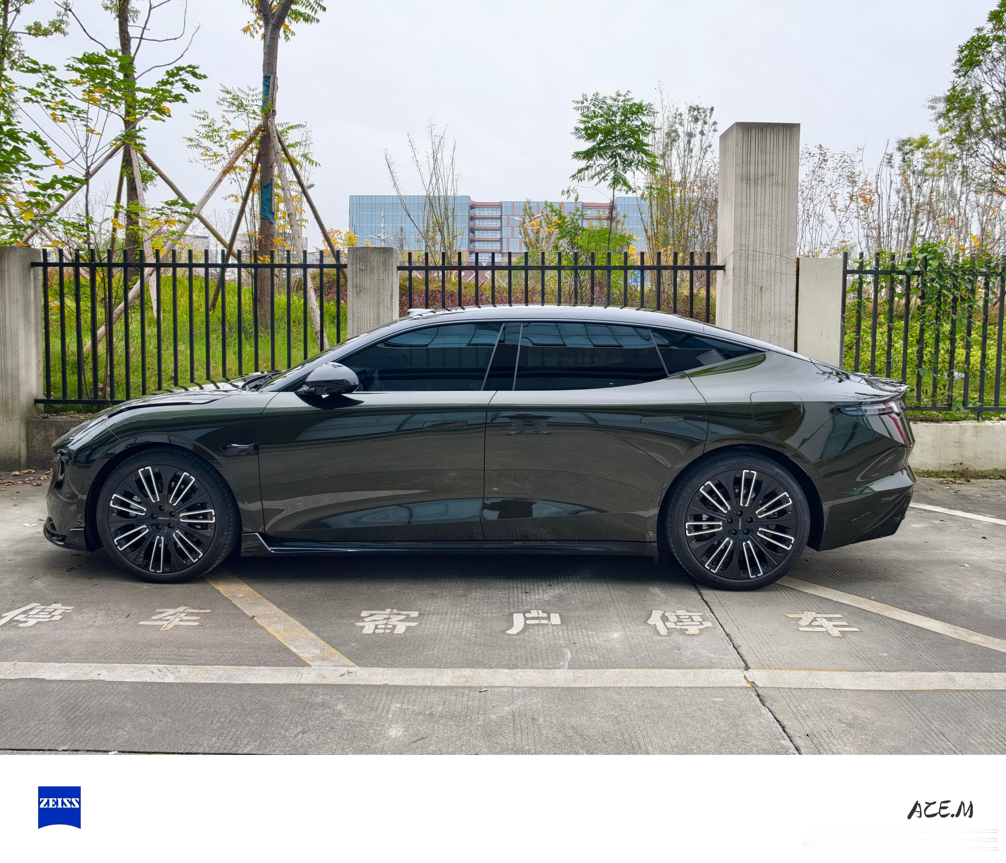 第一次开领克10-EMP，外观真的好看这颜色 这漆面 这棱角 而且定位大型车 简