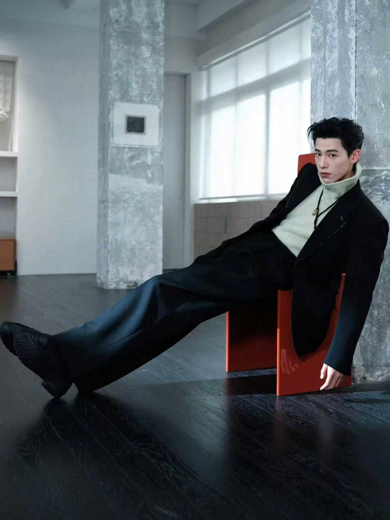 辛云来露肤度为零辛云来露肤度为零的高级感被辛云来露肤度为零的造型拿捏！小高领配黑