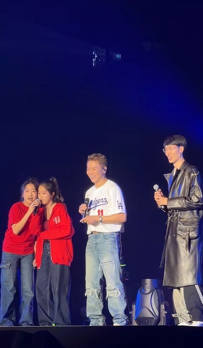 09年双胞胎和陶喆唱爱我还是他 哇！陶喆演唱会随机选09年双胞胎合唱，姐妹俩高音