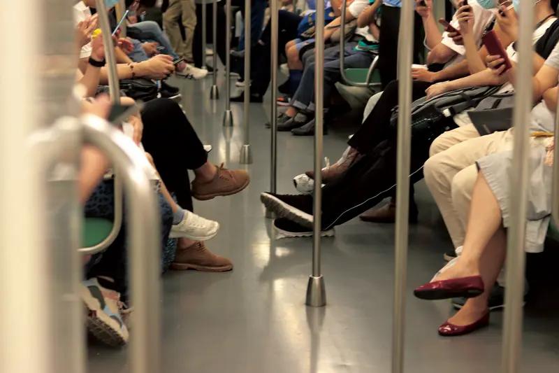 上海地铁这男子当众下跪的画面真让人五味杂陈。他摸女子被抓后多次下跪求放过，还说自