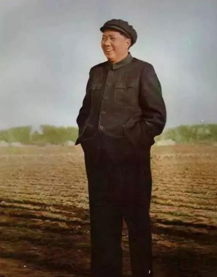 毛主席曾经说，蒋介石是坐在山头摘桃子，不过老蒋怎么摘也摘不到
1945年夏天，日
