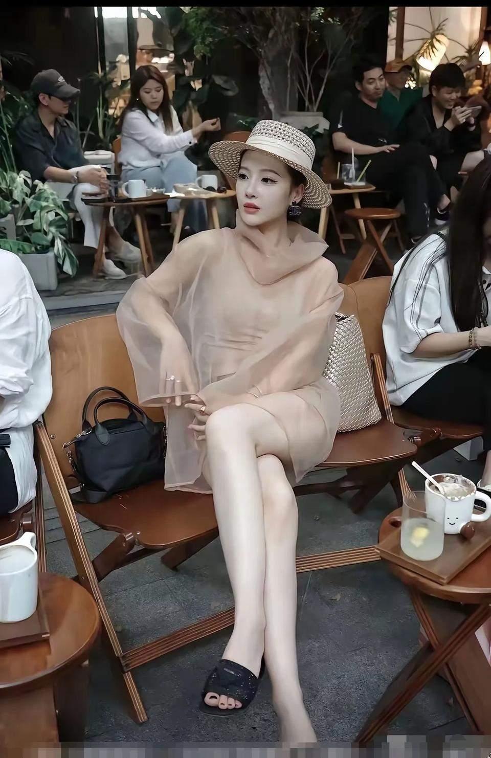 冷白皮女人，真是天生优势，晒都晒不黑，别问为什么知道的