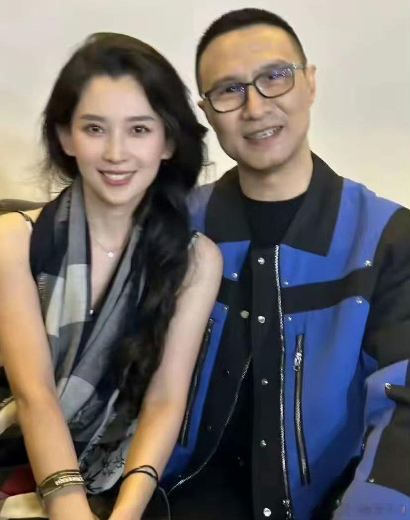 汪峰抱着森林北难舍难分森林北真的是一个很优秀的女生,希望汪峰和她能够一直幸福吧 
