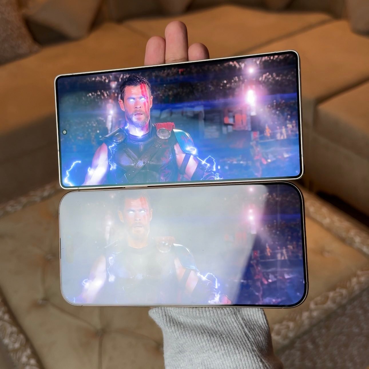 三星S25Ultra与iPhone16Pro Max的屏幕反射对比 ​​​
