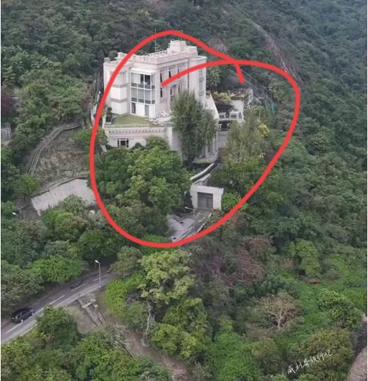 2026年1月22日清晨，
打破香港宁静的是一阵阵的腐臭。
这臭味来自李嘉诚山顶