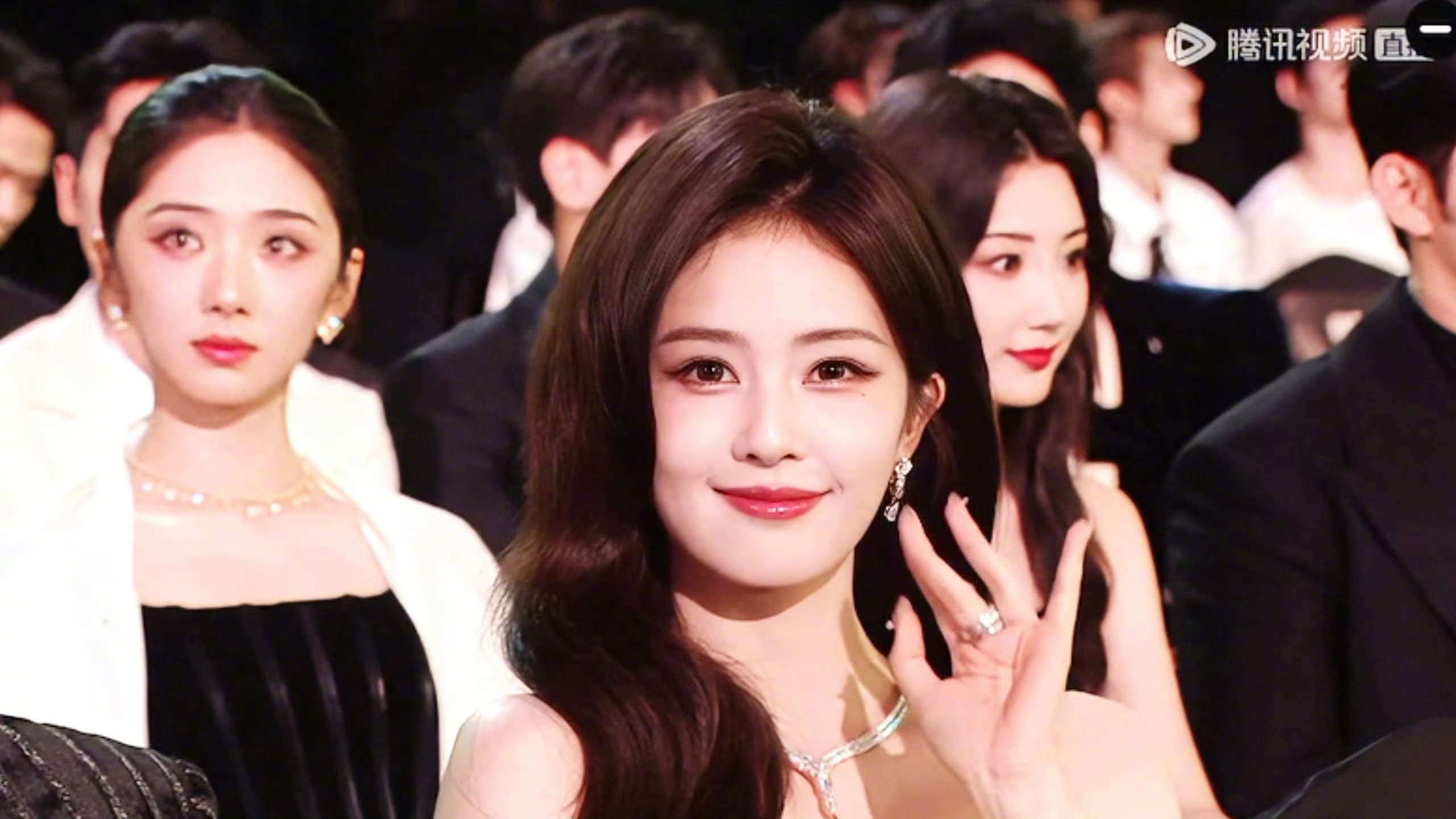 星光大赏内场白鹿和赵露思的怼脸拍都好绝！ 