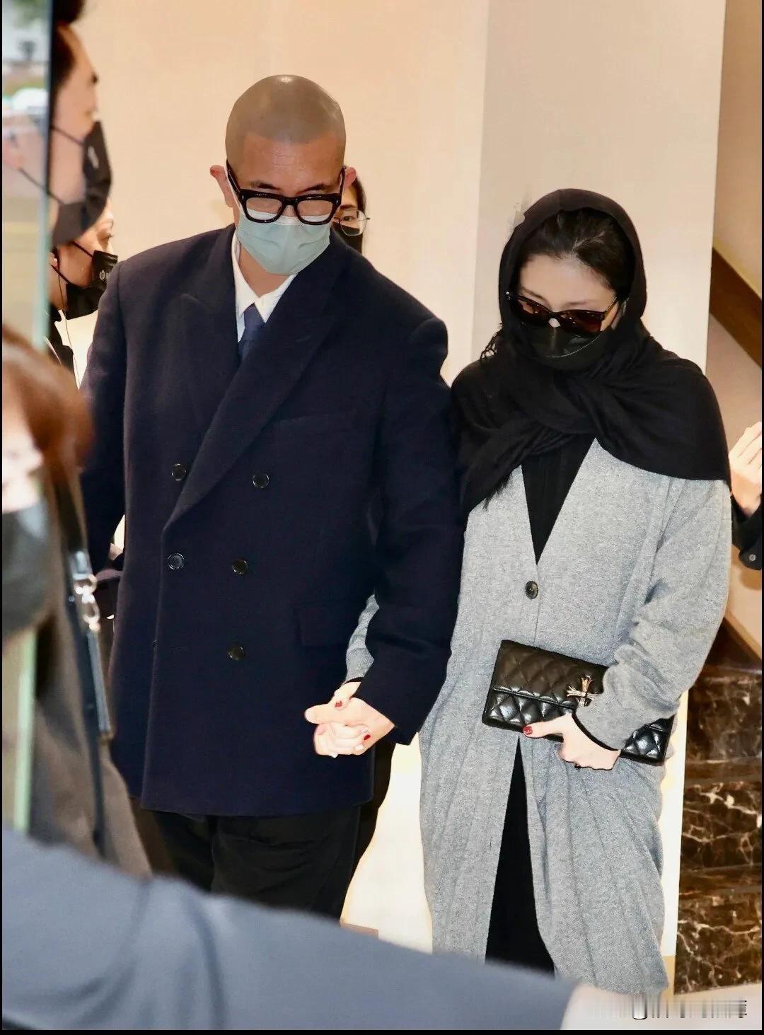 大S出席小S公公丧礼，穿的衣服头上戴的都是汪小菲买的～不是说要恶意解读她，但确实