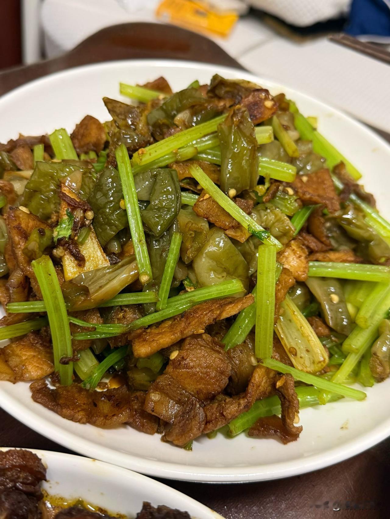 湖南人从小吃到大的辣椒炒肉，为什么到外面怎么炒都没有那个味，来个懂行的人来说一下