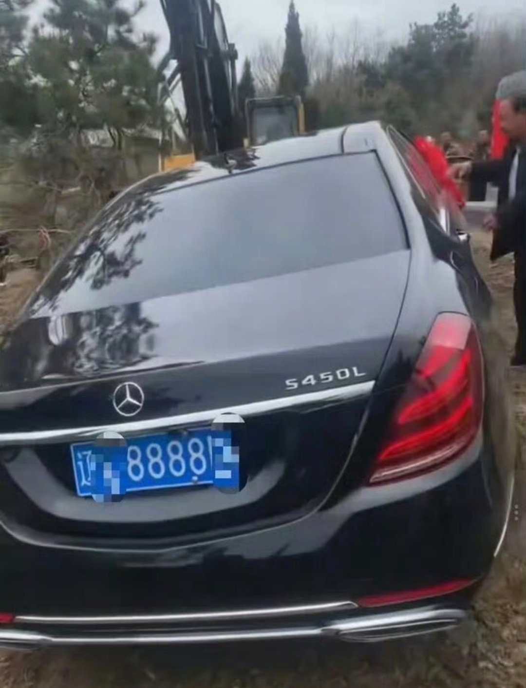 官方通报填埋奔驰车祭祀只能说有钱人玩的花，因为人家不在乎这辆奔驰车… 