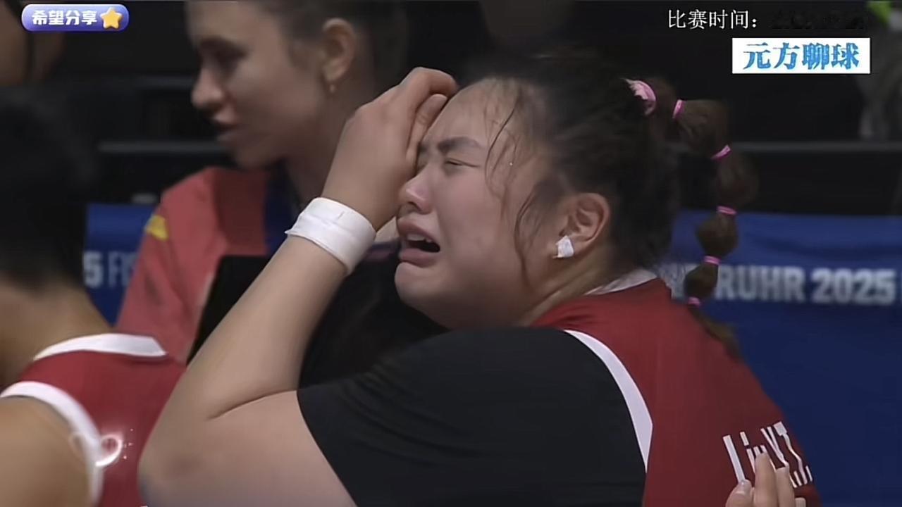 女篮夺冠：大高个刘禹彤哭得像个孩子！
身高2米的大高个刘禹彤，在夺冠后哭得像个孩