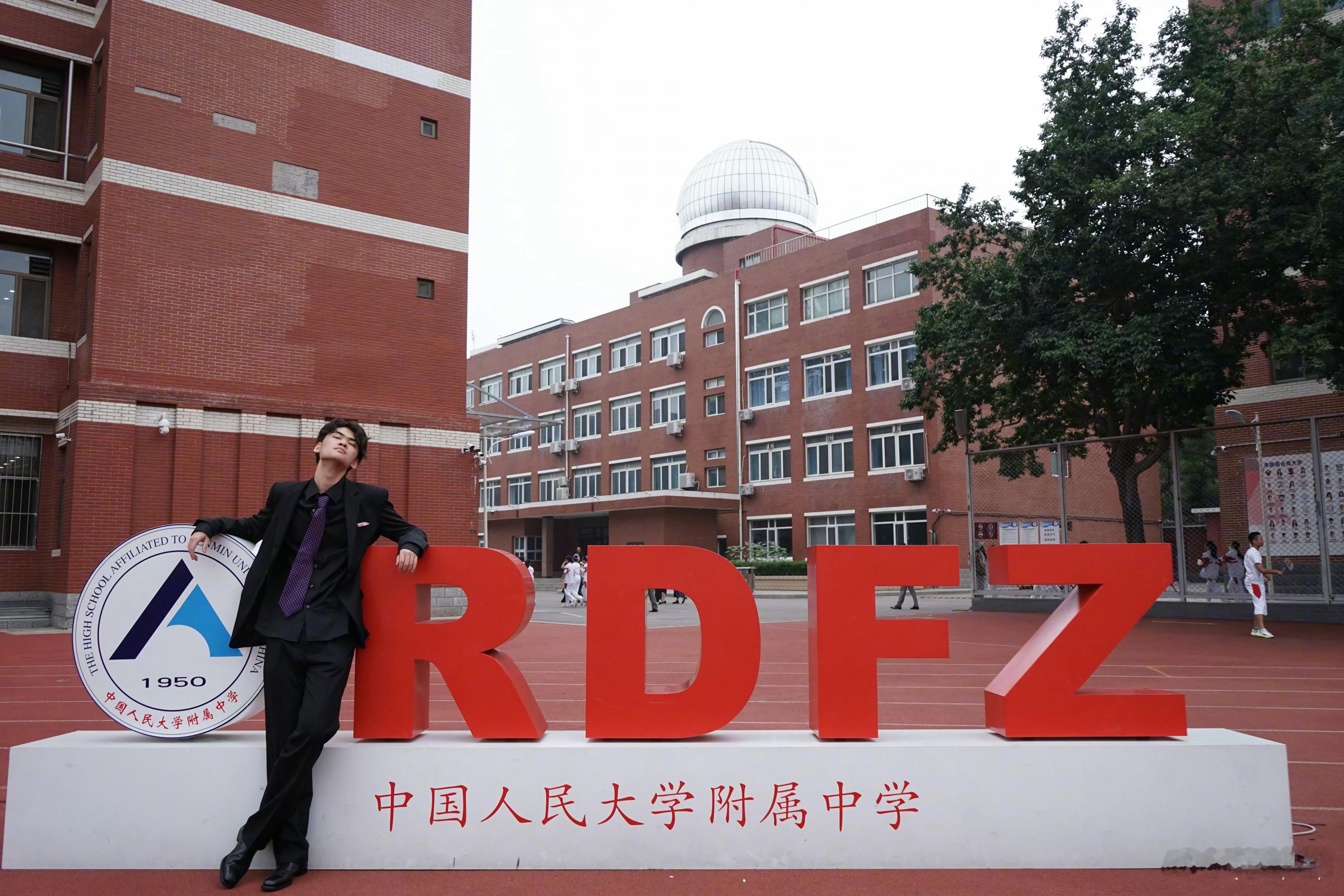 陈建斌大儿子获海淀区三好学生2026年6月18日，陈建斌、蒋勤勤携双方父母共五口