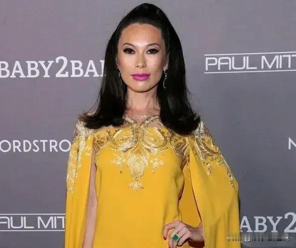 照片中这个女人，和欧美人结婚，与他们生活久了，相貌也慢慢向欧美人的审美标准转化了