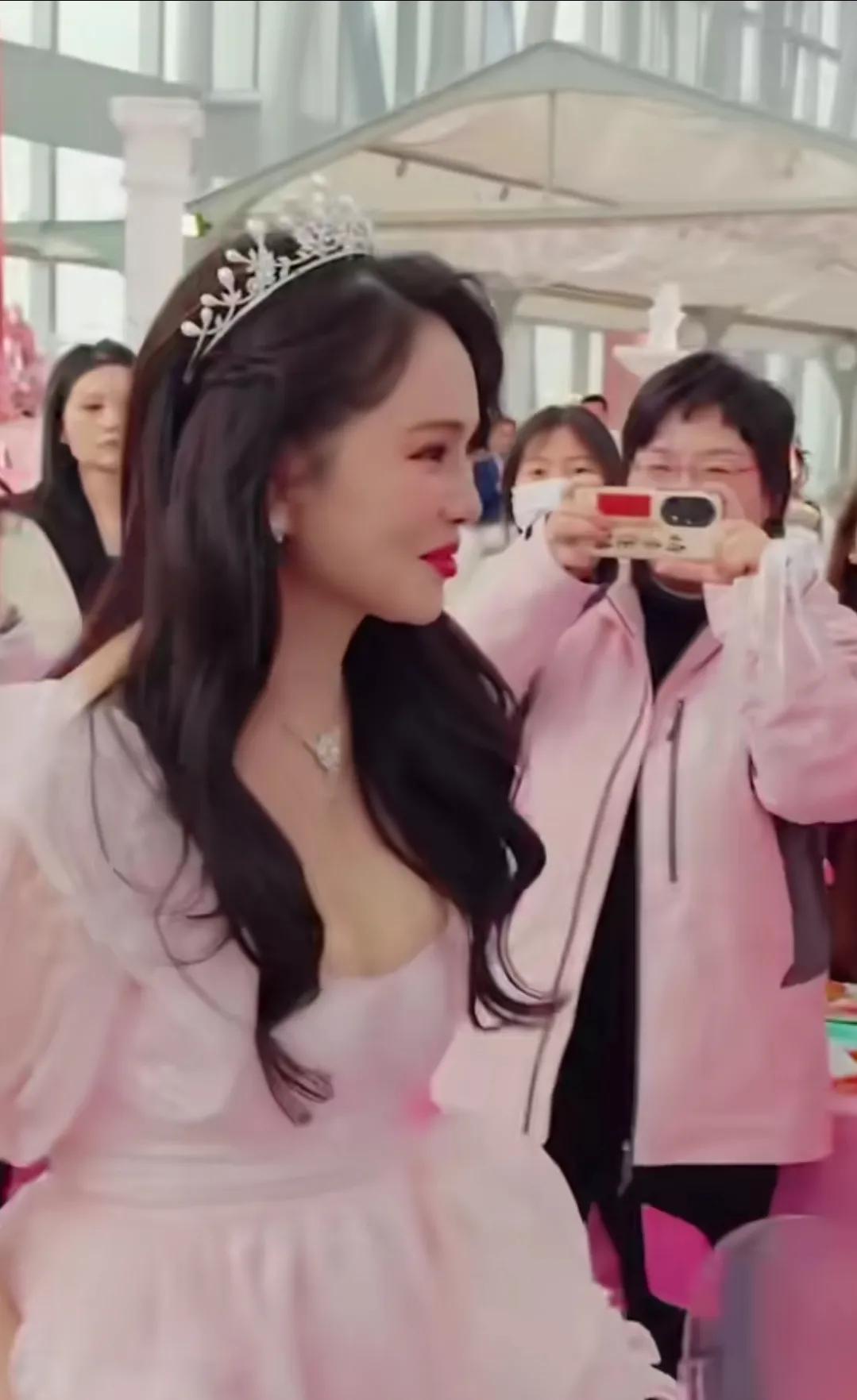 伊能静55岁生日派对穿蓬蓬裙，看着好少女呀！这哪是55岁的样子，妥妥个小姑娘的样