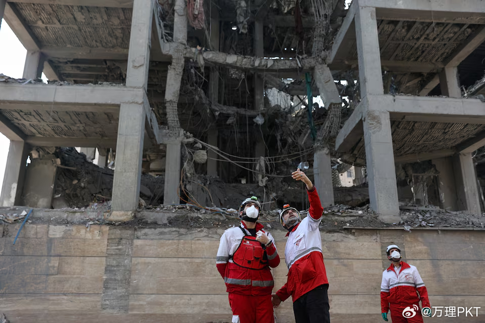 伊朗救援人员在持续不断的轰炸下艰难工作随着美国和以色列的空袭猛烈轰炸德黑兰，伊朗