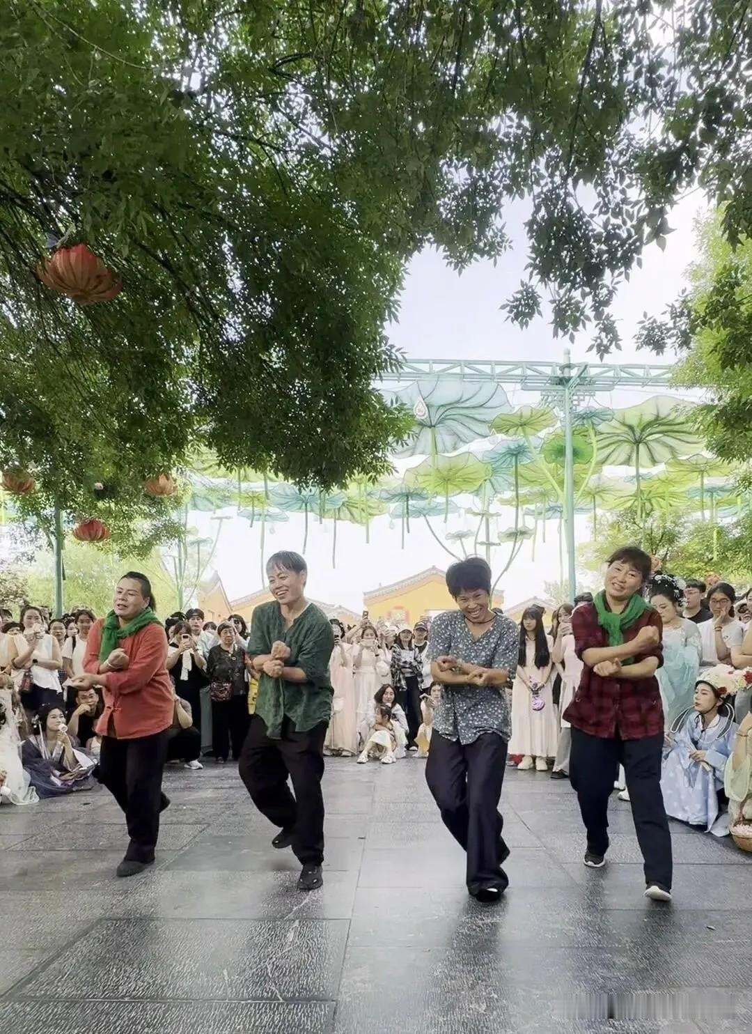 这支来自河南的“村里大妈跳不齐”街舞团，如今全网粉丝已突破百万。5位平均年龄近6