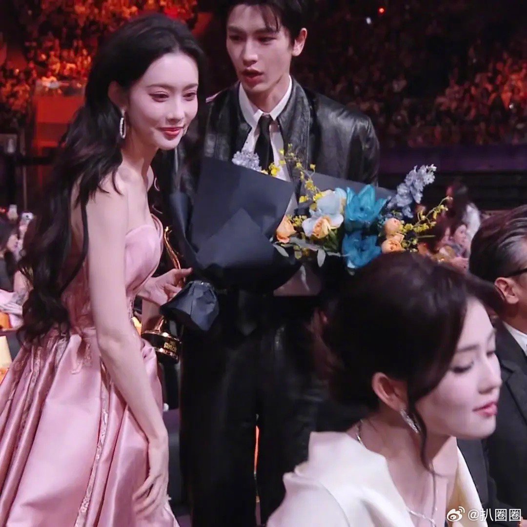 微博之夜内场 好像也没白眼吧～