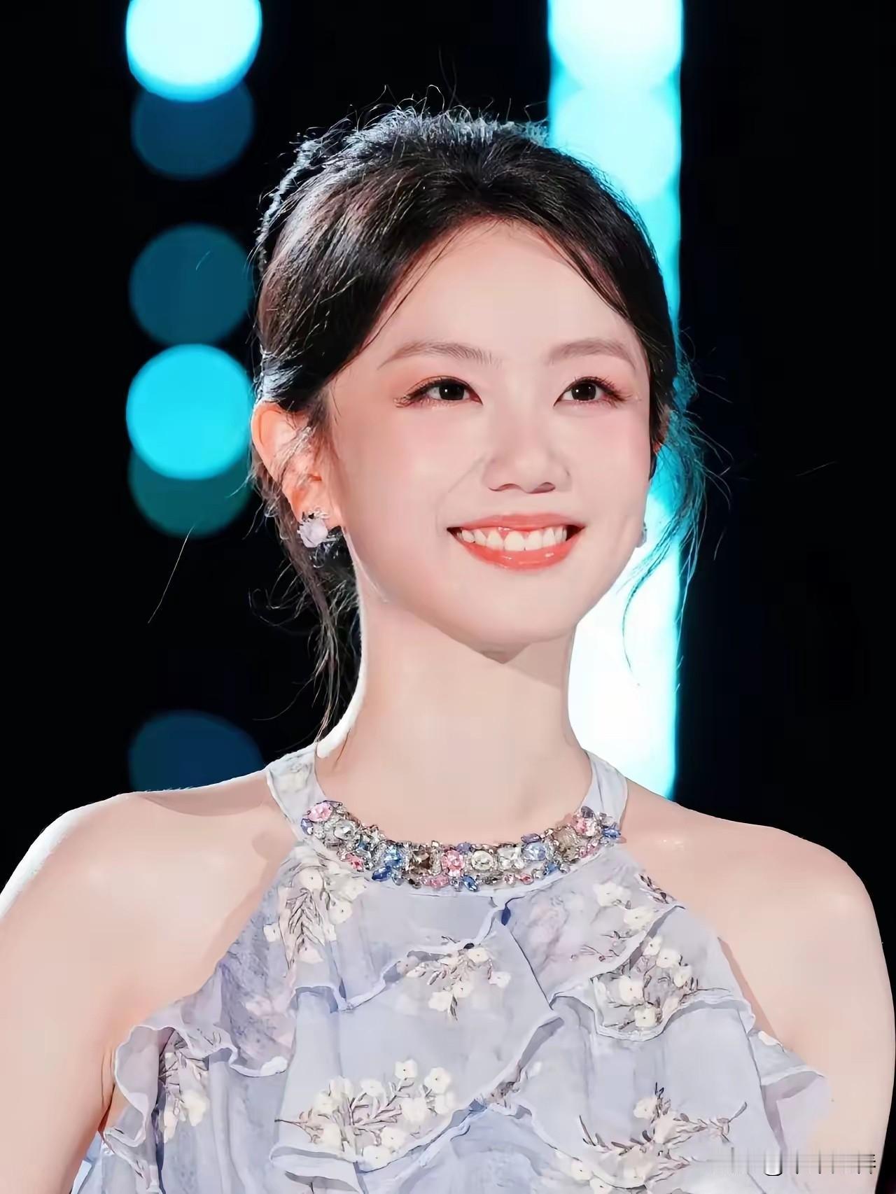 内娱终于出现个可怕的主持，

就是冯禧，

不是说她长得多漂亮，而是她优秀到，真