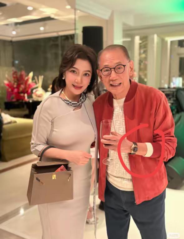 英皇老板戴的手表至少要100元吧，看上去非常高档