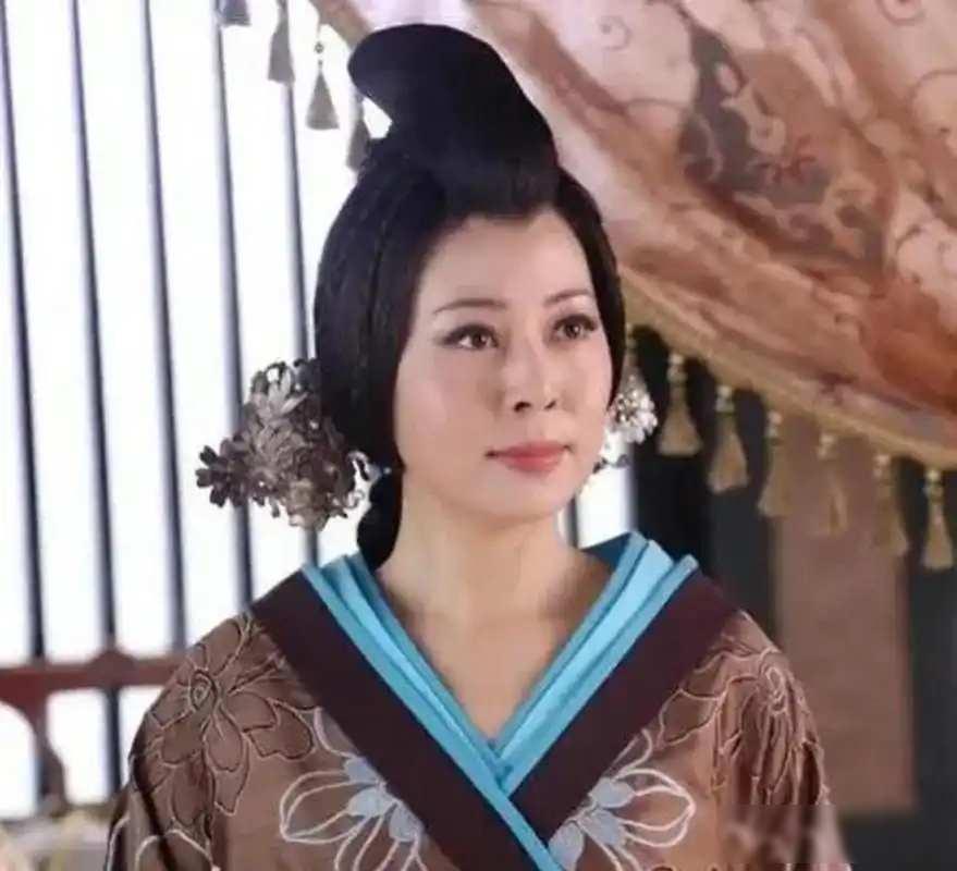 霍成君嫁给了汉宣帝，为何最后却自尽而死？扒一扒霍家的联姻传奇
大汉冷宫的月光里，