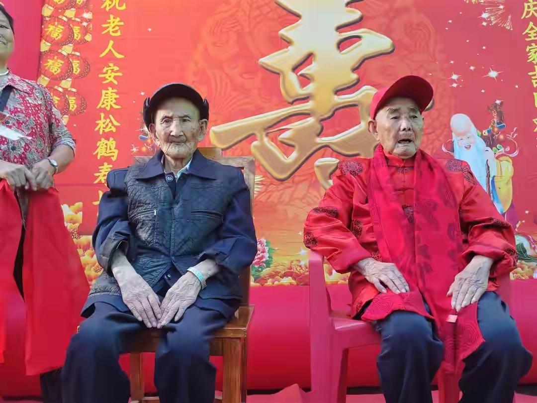 太难得了，
103岁哥哥，
给100岁弟弟庆生，这事发生就在重庆璧山，有两位百岁