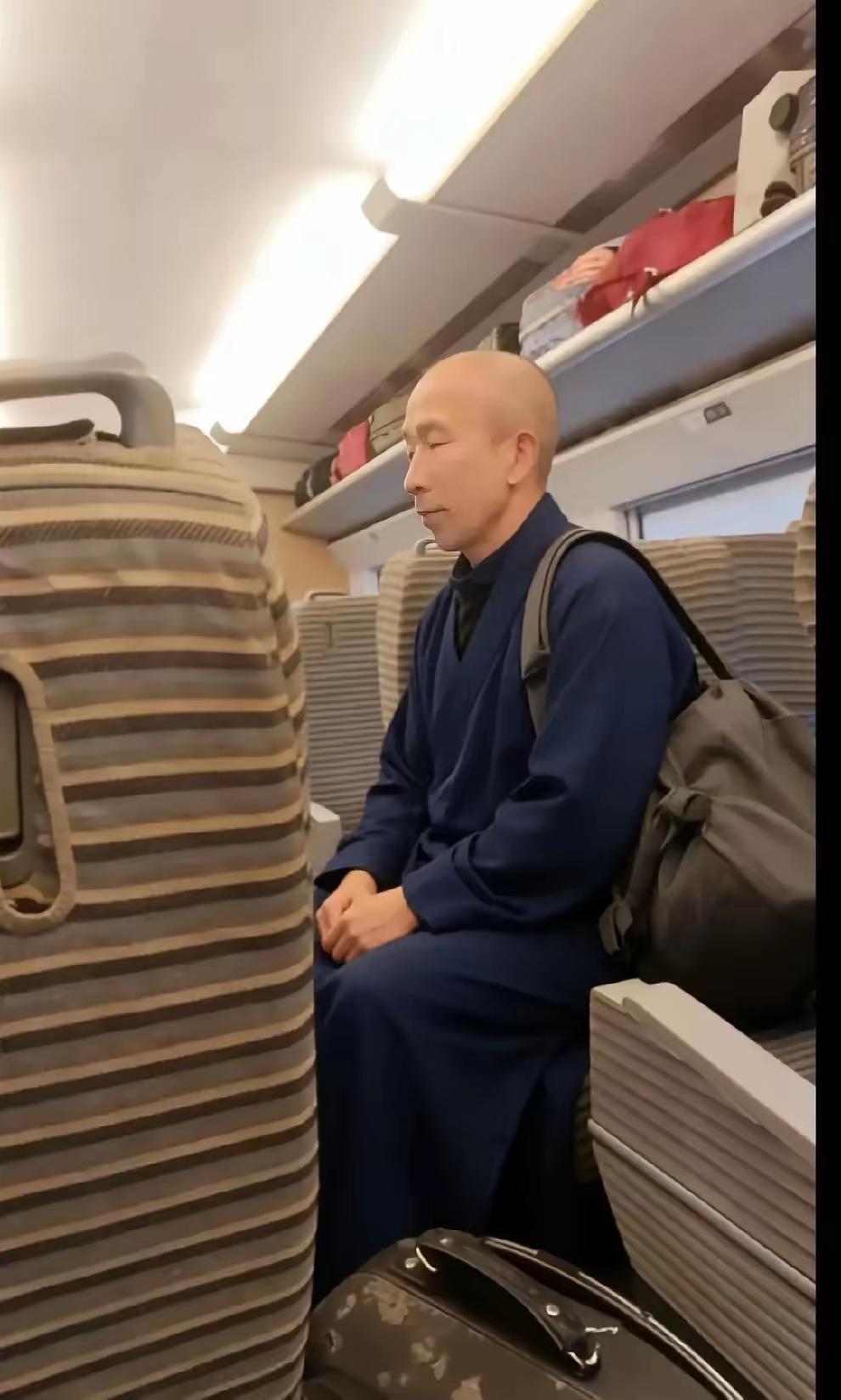 高铁上遇见个和尚，全程没碰手机，中午别人吃饭他就喝白水。我一打听，好家伙，人家十