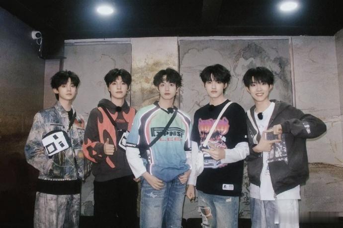 TOP登陆少年团新歌概念影像MV竞速游戏概念影像MV新鲜掉落，热血竞技氛围感拉满
