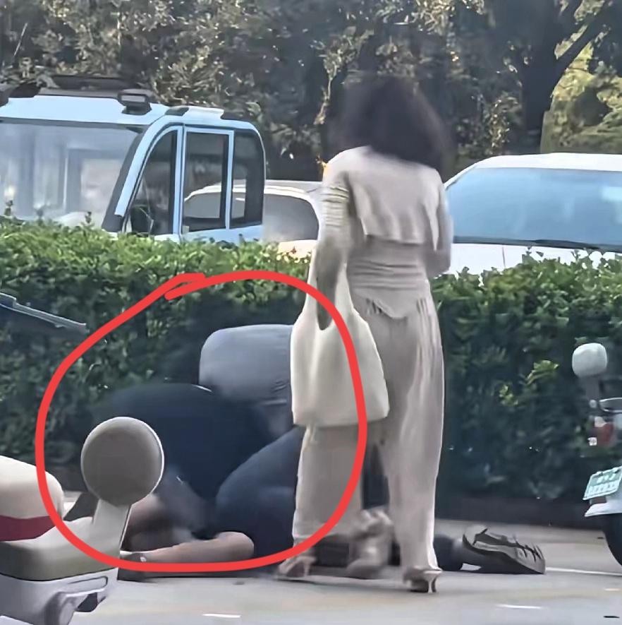 狗血职场剧情！
女中层两段办公室恋情，最后全员翻车
 
公司一名女中层，与自己的