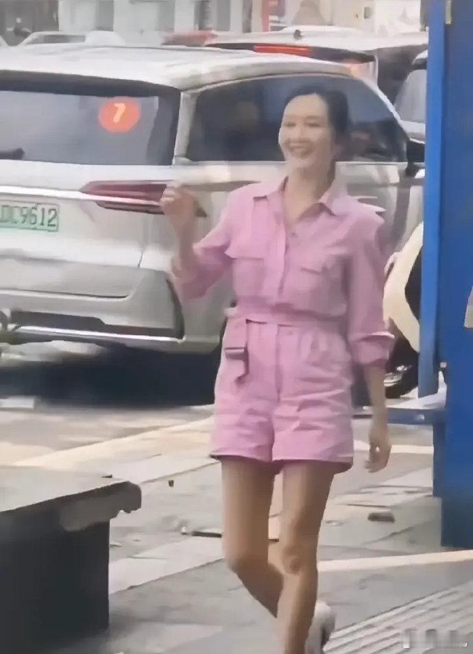 她真的生娃了，产后没多久就复出？确实有点腰粗，小肚子，脸上也有点孕相，脸有点浮肿