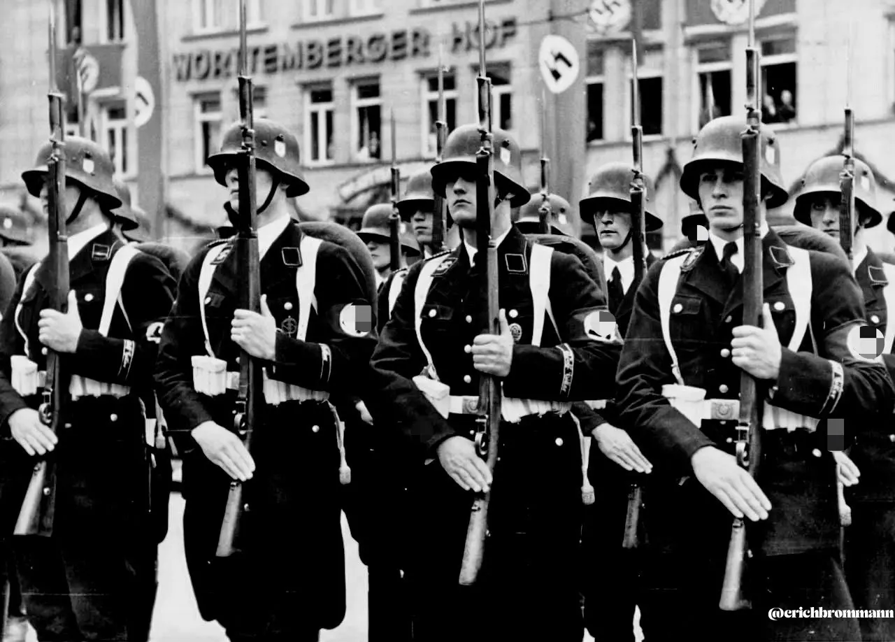 1938年，德国纽伦堡集会上“SS”第一师，第一装甲师的前身“警卫旗队...