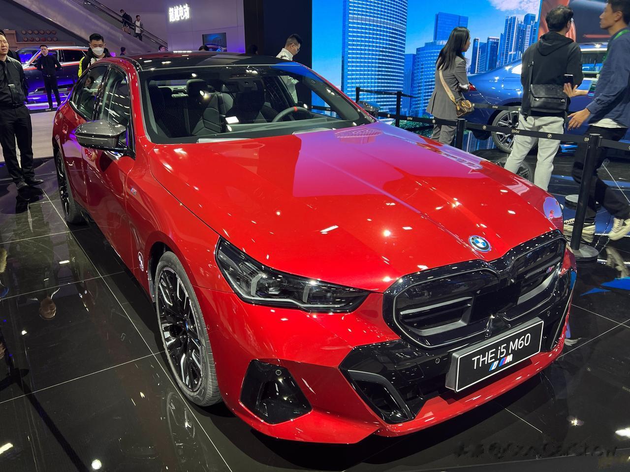 宝马5系/i5、X2亮相广州车展
虽然全新宝马5系/i5在海外发布要比新E级迟了