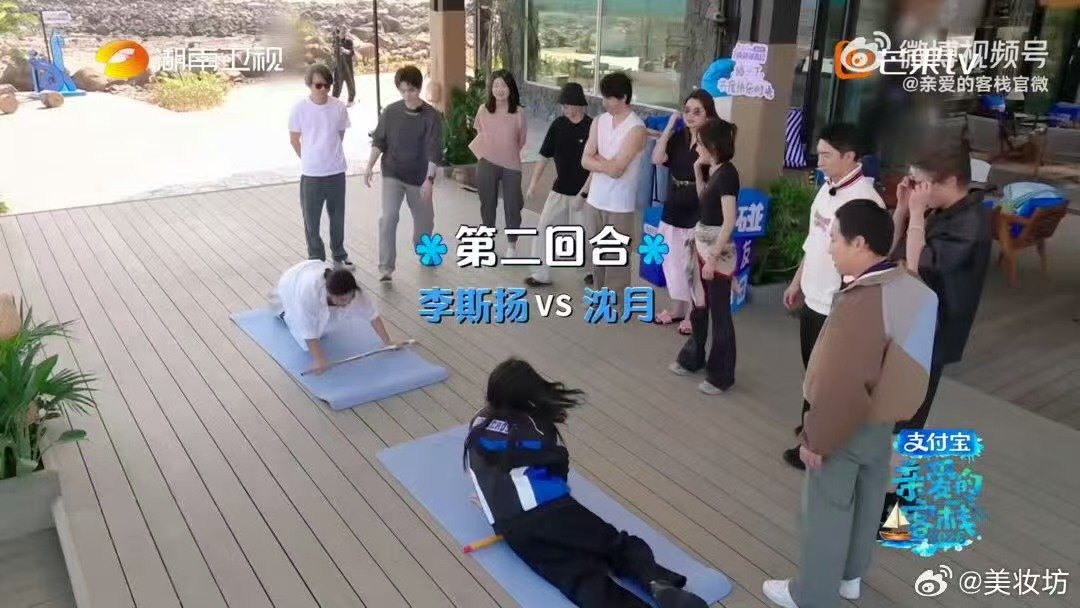 沈月核心好强亲爱的客栈没想到沈月核心这么能打，轻松完成背杆起身，比健身客人还厉害