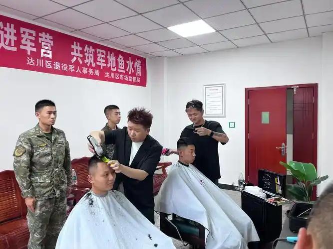 理发师当兵！！！那你厉害了，在连队里，你绝对是香饽饽般的存在，怎么说呢，饭可以不