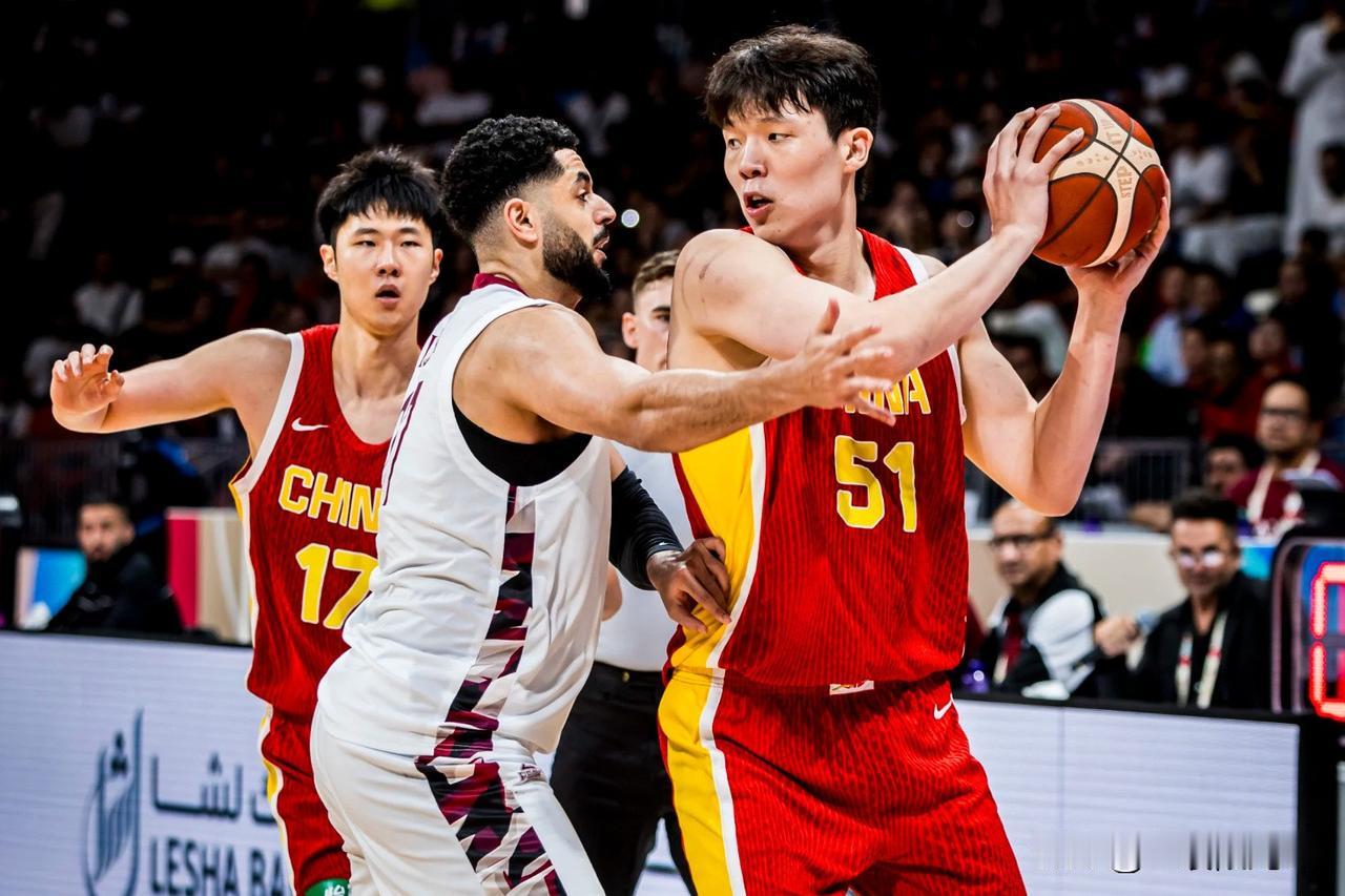 中国男篮还活着，中国队艰难地战胜了小组第一的黎巴嫩，太激动了，全场沸腾了，全国人