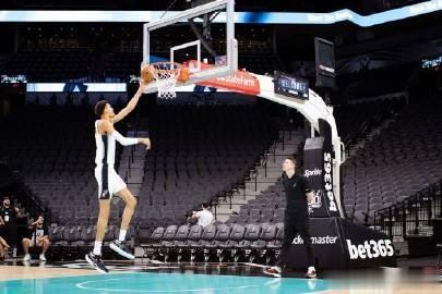 文班亚马：NBA的节奏更快、空间更好，但是身体对抗不如欧洲联赛！

文班谈NBA
